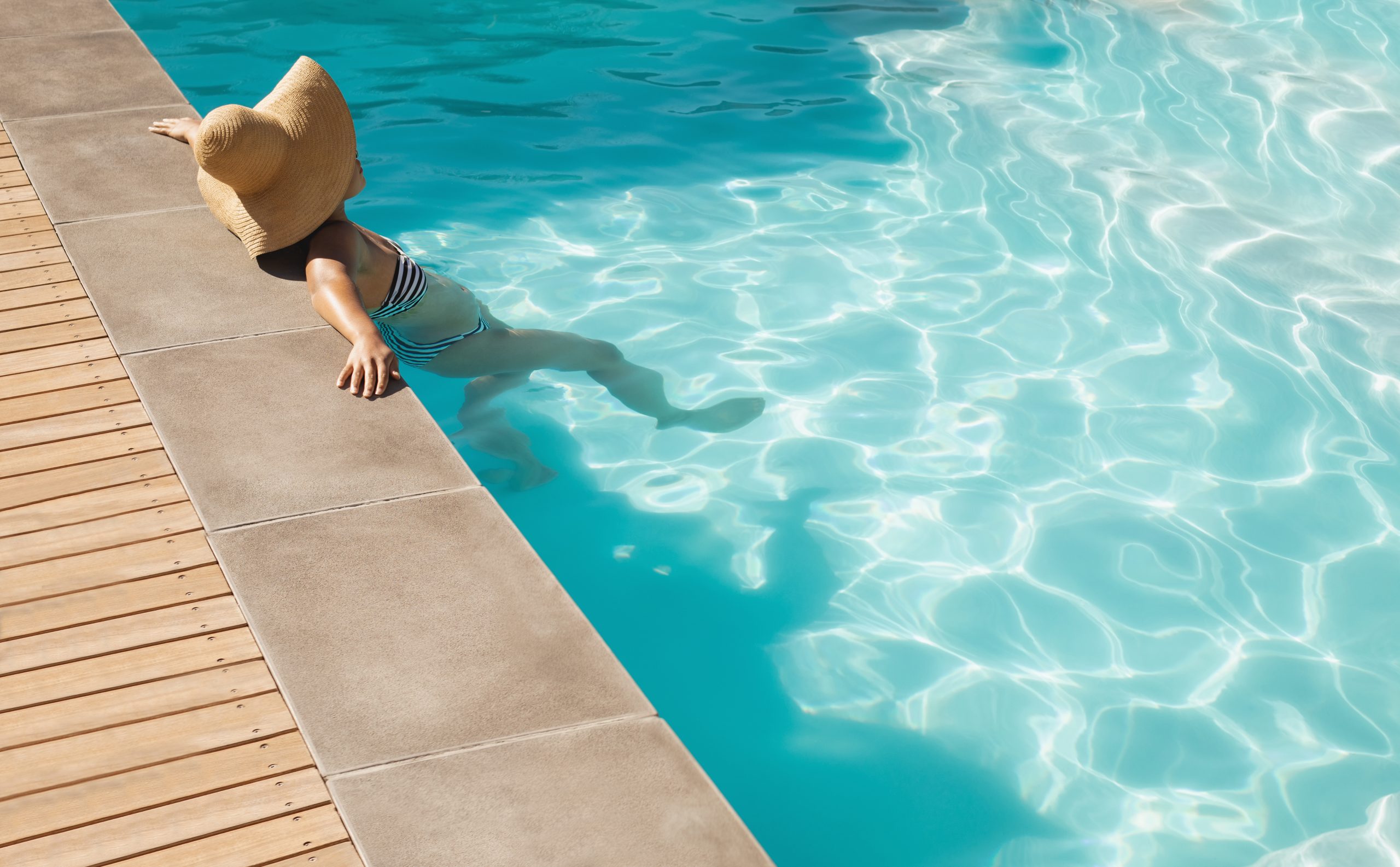 Construire sa piscine : conseils et règlementation bord de piscine