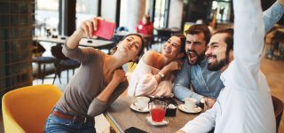 groupe d'amis en colocation