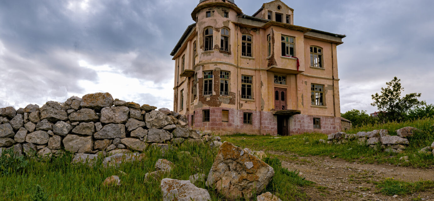 Vieille bâtisse délabrée à la campagne, typique des passoires thermiques en 2025, illustrant le défi de la rénovation énergétique pour les investisseurs immobiliers en 2025.