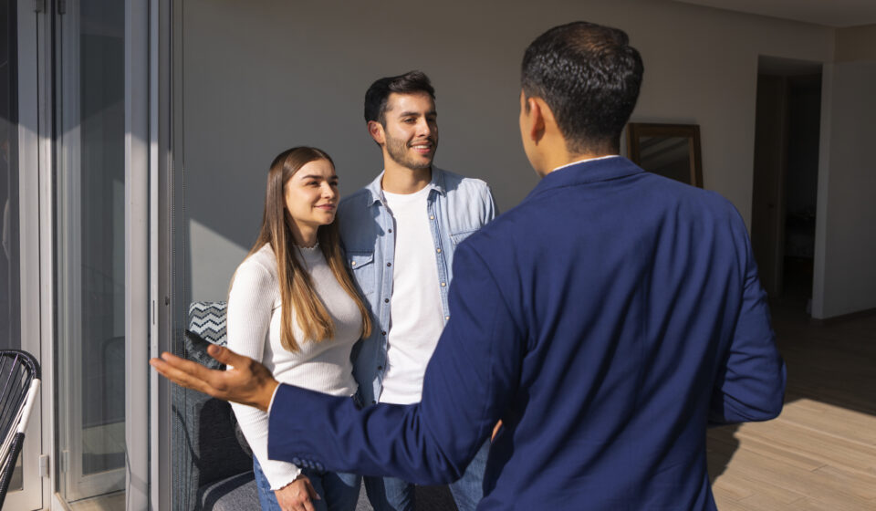 Acheteurs : comment profiter de la reprise des visites à la rentrée Agent immobilier faisant visiter un appartement à un couple d’acheteurs à la rentrée.