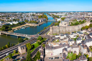 Vue panoramique du centre-ville d’Angers et du château, reflet d’un marché immobilier en plein essor.