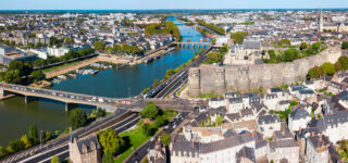 Vue panoramique du centre-ville d’Angers et du château, reflet d’un marché immobilier en plein essor.