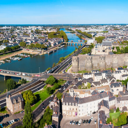Vue panoramique du centre-ville d’Angers et du château, reflet d’un marché immobilier en plein essor.