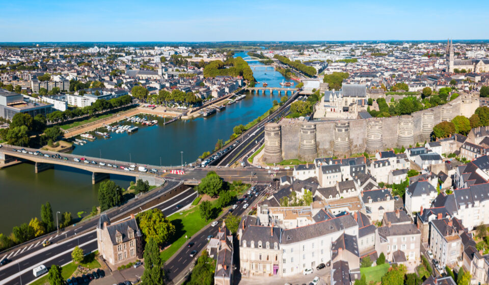 Angers – Une rentrée immobilière dynamique Vue panoramique du centre-ville d’Angers et du château, reflet d’un marché immobilier en plein essor.
