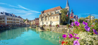 Vue du lac et des toits d’Annecy, reflet d’un marché immobilier cher et recherché en 2025.