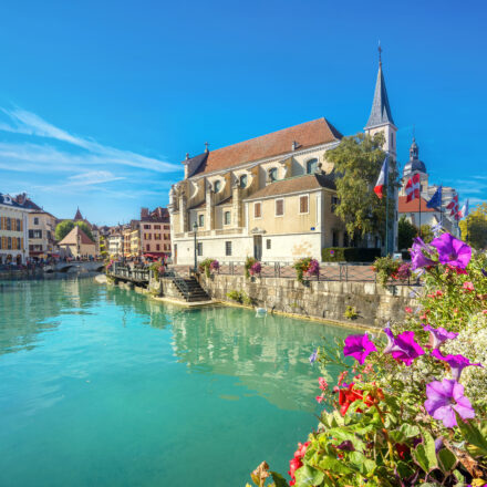 Vue du lac et des toits d’Annecy, reflet d’un marché immobilier cher et recherché en 2025.