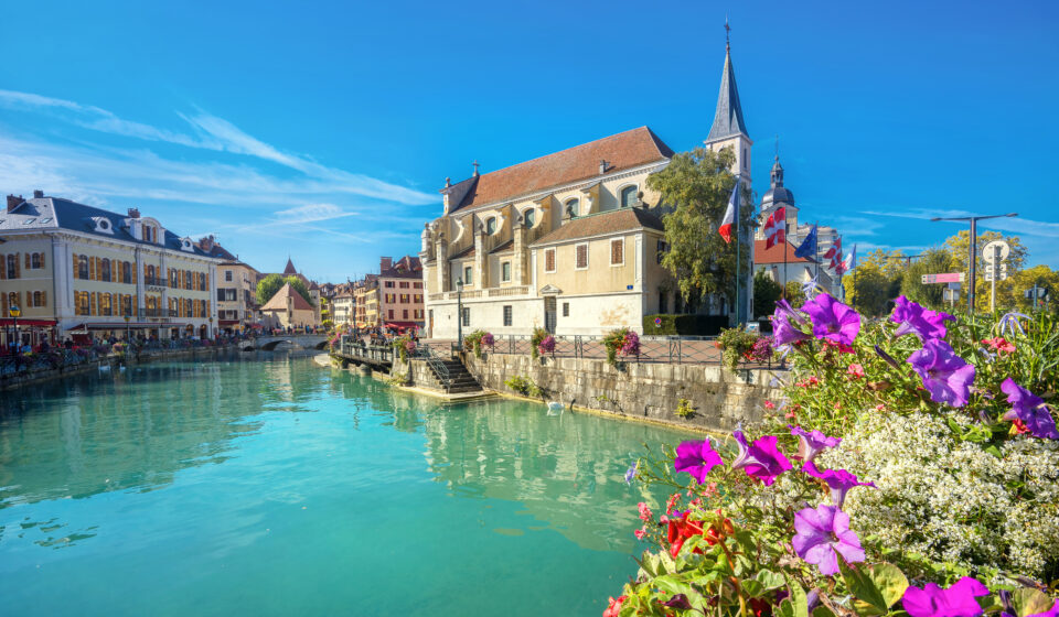 Annecy – Un marché tendu mais toujours très recherché Vue du lac et des toits d’Annecy, reflet d’un marché immobilier cher et recherché en 2025.