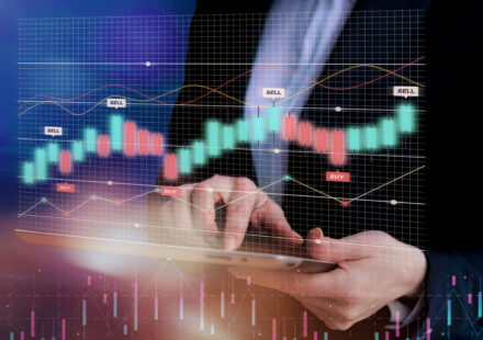 Immobilier vs Bourse été 2025 (photo freepik)