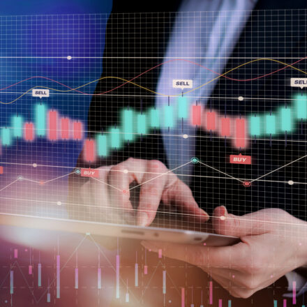 Immobilier vs Bourse été 2025 (photo freepik)