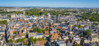 Vue de la cathédrale de Bourges et du centre-ville, symbole de l’accessibilité immobilière en 2025.