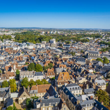 Vue de la cathédrale de Bourges et du centre-ville, symbole de l’accessibilité immobilière en 2025.