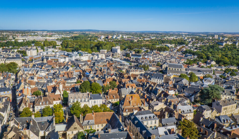 Bourges – Où acheter pour moins de 2 000 €/m² ? Vue de la cathédrale de Bourges et du centre-ville, symbole de l’accessibilité immobilière en 2025.