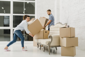 Camion et cartons de déménagement, illustrant les coûts élevés de septembre 2025.