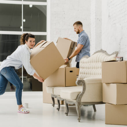 Camion et cartons de déménagement, illustrant les coûts élevés de septembre 2025.