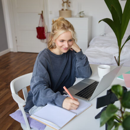 Studio étudiant moderne aménagé avec lit mezzanine et bureau intégré.