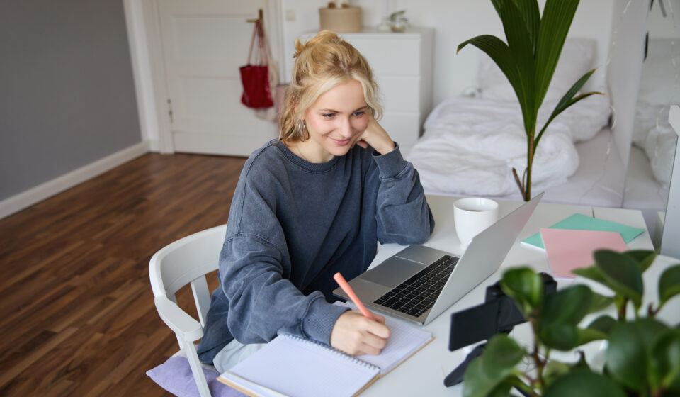 Petits espaces : bien aménager son logement étudiant en septembre Studio étudiant moderne aménagé avec lit mezzanine et bureau intégré.