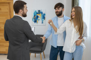 Poignée de main entre acheteur et agent immobilier, symbole de la négociation en 2025.