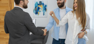 Poignée de main entre acheteur et agent immobilier, symbole de la négociation en 2025.