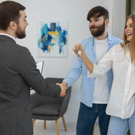 Poignée de main entre acheteur et agent immobilier, symbole de la négociation en 2025.