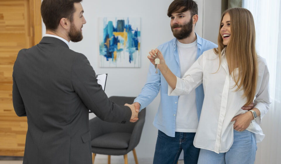 Poignée de main entre acheteur et agent immobilier, symbole de la négociation en 2025.