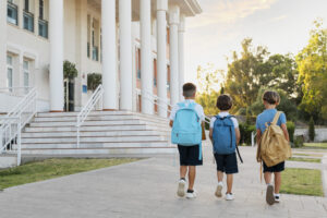 École primaire dans un quartier résidentiel, reflétant l’impact scolaire sur les prix immobiliers en 2025.