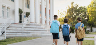 École primaire dans un quartier résidentiel, reflétant l’impact scolaire sur les prix immobiliers en 2025.