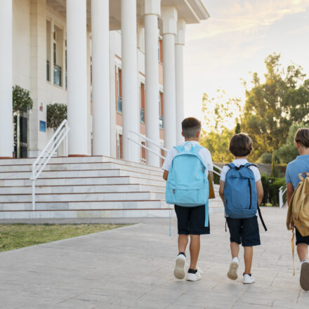 École primaire dans un quartier résidentiel, reflétant l’impact scolaire sur les prix immobiliers en 2025.