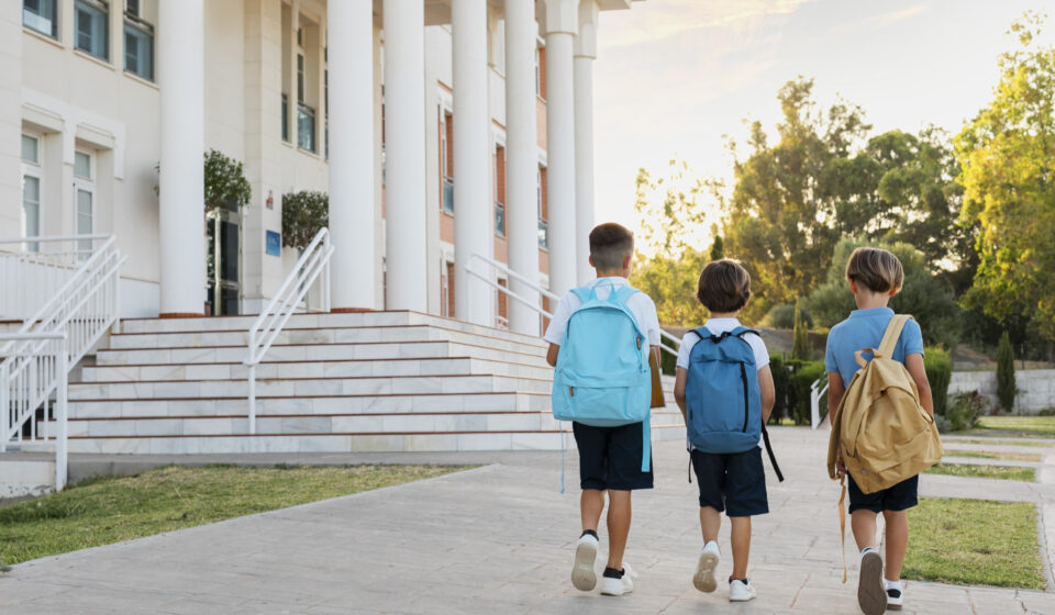 Rentrée scolaire : les quartiers les plus recherchés près des bons établissements École primaire dans un quartier résidentiel, reflétant l’impact scolaire sur les prix immobiliers en 2025.