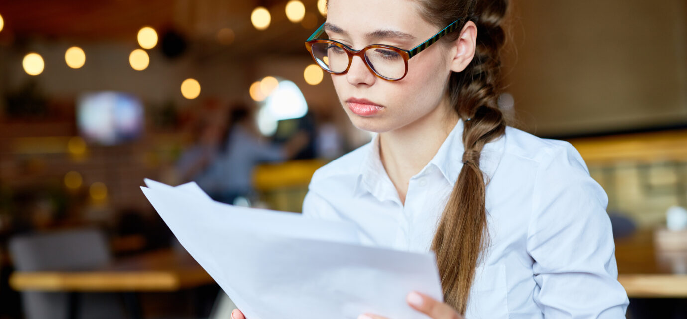 Jeune en train de consulter ses papiers de prêt immobilier, illustrant les conditions d’accès à l’APL propriétaires en 2025.