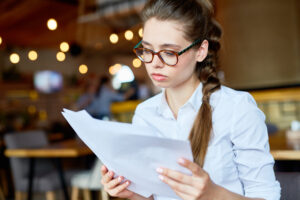 Jeune en train de consulter ses papiers de prêt immobilier, illustrant les conditions d’accès à l’APL propriétaires en 2025.