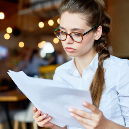 Jeune en train de consulter ses papiers de prêt immobilier, illustrant les conditions d’accès à l’APL propriétaires en 2025.