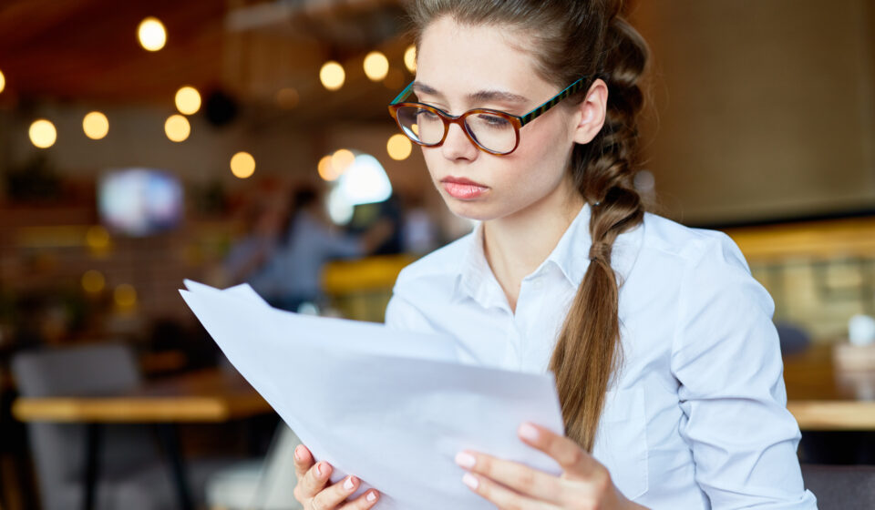 Jeune en train de consulter ses papiers de prêt immobilier, illustrant les conditions d’accès à l’APL propriétaires en 2025.
