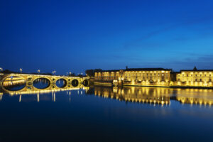 Vue pont neuf de Toulouse avec maisons