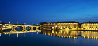 Vue pont neuf de Toulouse avec maisons