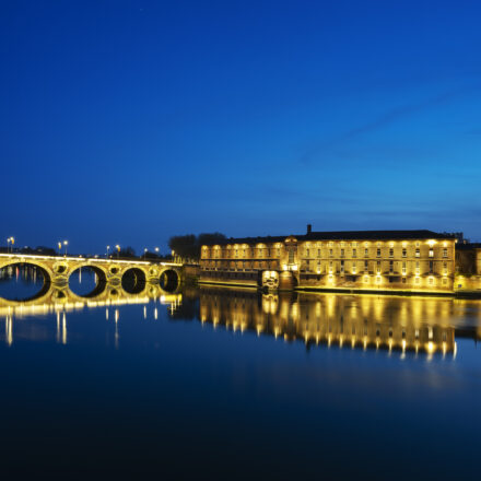 Vue pont neuf de Toulouse avec maisons