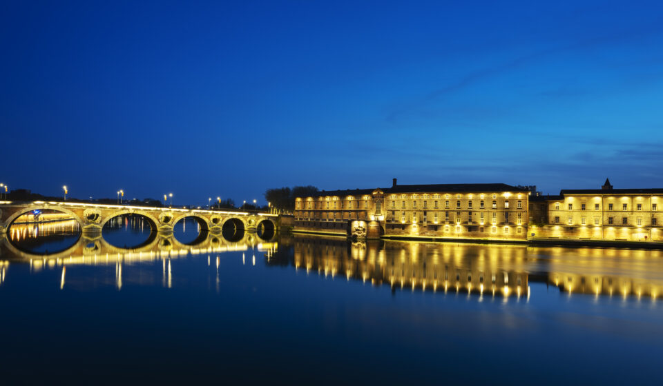 Acheter autour de Toulouse : communes attractives en 2025 Vue pont neuf de Toulouse avec maisons