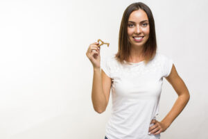 Femme seule devenant propriétaire, clés en main, achat immobilier en solo