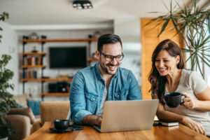 Couple comparant plusieurs offres d’assurance emprunteur à la rentrée 2025.