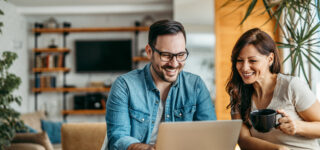 Couple comparant plusieurs offres d’assurance emprunteur à la rentrée 2025.
