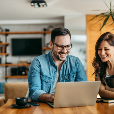 Couple comparant plusieurs offres d’assurance emprunteur à la rentrée 2025.
