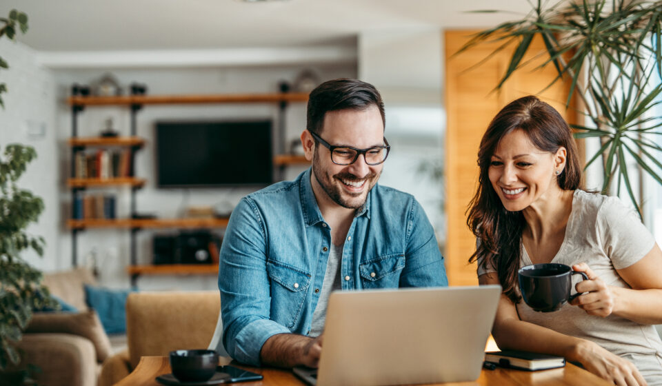 Couple comparant plusieurs offres d’assurance emprunteur à la rentrée 2025.