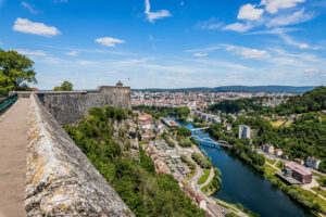 Vue aérienne de Besançon et de sa citadelle, reflet du dynamisme immobilier des villes moyennes.