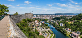 Vue aérienne de Besançon et de sa citadelle, reflet du dynamisme immobilier des villes moyennes.