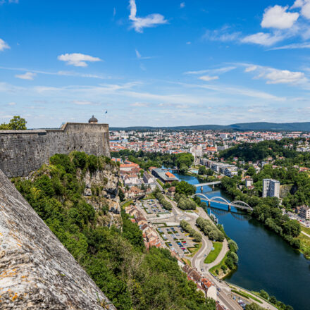 Vue aérienne de Besançon et de sa citadelle, reflet du dynamisme immobilier des villes moyennes.