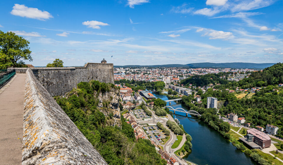 Besançon – Le retour en grâce des villes moyennes Vue aérienne de Besançon et de sa citadelle, reflet du dynamisme immobilier des villes moyennes.