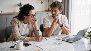 Couple calculant son budget immobilier avec un conseiller en 2025.