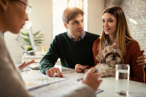 Couple en rendez-vous bancaire pour obtenir un crédit immobilier à la rentrée 2025.
