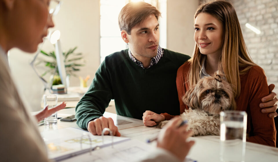 Couple en rendez-vous bancaire pour obtenir un crédit immobilier à la rentrée 2025.