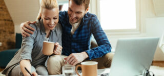 Couple signant un crédit immobilier dans une banque à la rentrée 2025.