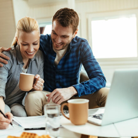 Couple signant un crédit immobilier dans une banque à la rentrée 2025.